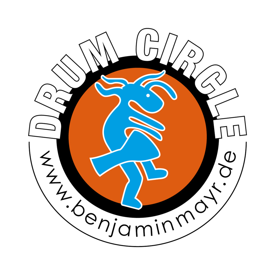Logo von „Drum Circle & More – Benjamin Mayr“ mit blauem, langhaarigem Trommler im Zentrum vor orangefarbenem Hintergrund, Schriftzug „Drum Circle“ und „www.benjaminmayr.de“ kreisförmig angeordnet.