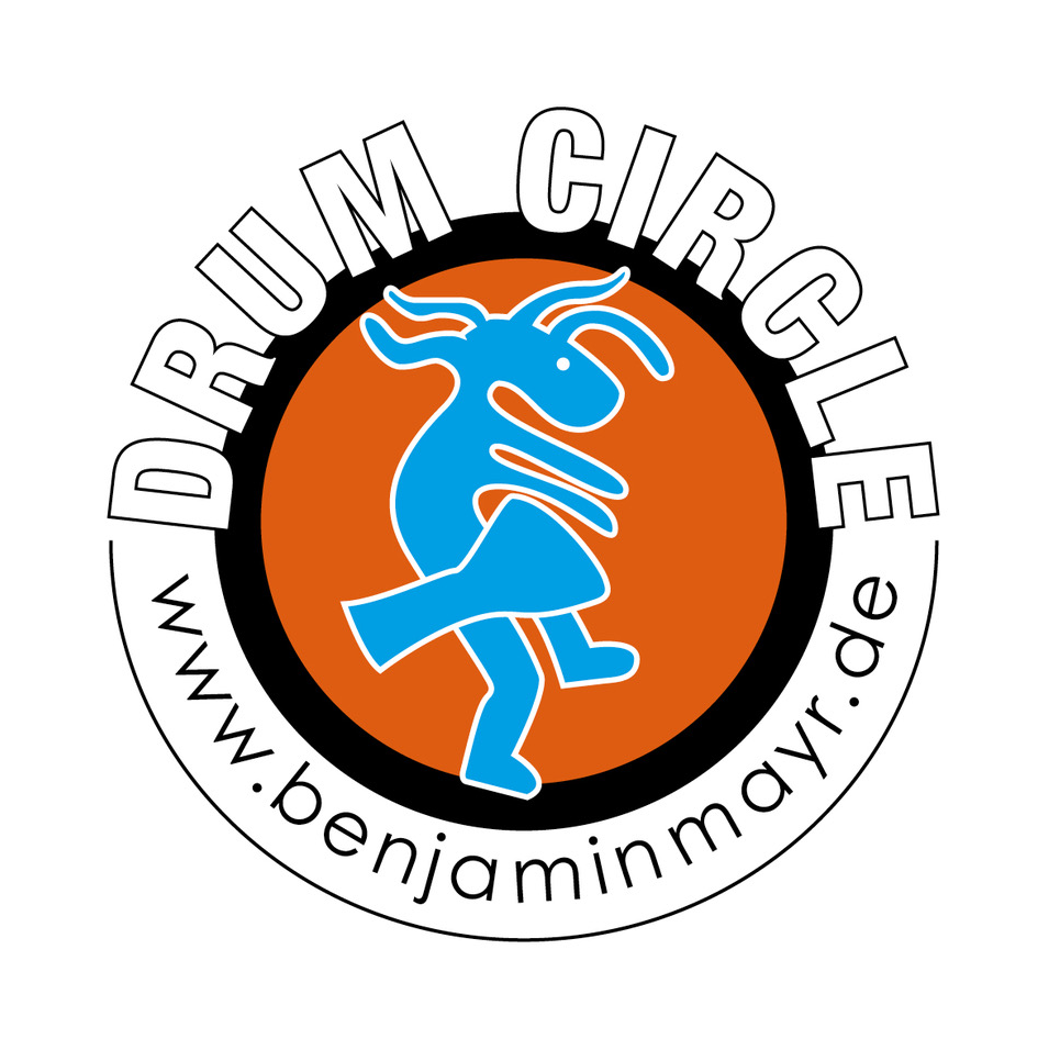 Logo von „Drum Circle & More – Benjamin Mayr“ mit blauem, langhaarigem Trommler im Zentrum vor orangefarbenem Hintergrund, Schriftzug „Drum Circle“ und „www.benjaminmayr.de“ kreisförmig angeordnet.